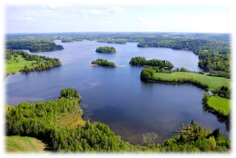 Pühajärv Otepää kihelkonnas. Maarahvas kaitses siin loodust ilmselt juba aastatuhandeid enne, kui Yellostowneis loodi esimene ametlik rahvuspark. Ülesvõte -Arne Ader